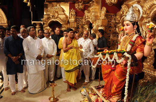 Siddaramaiah inagurates Mangalore Dasara at Sri Gokarnanatha Kshetra, Kudroli